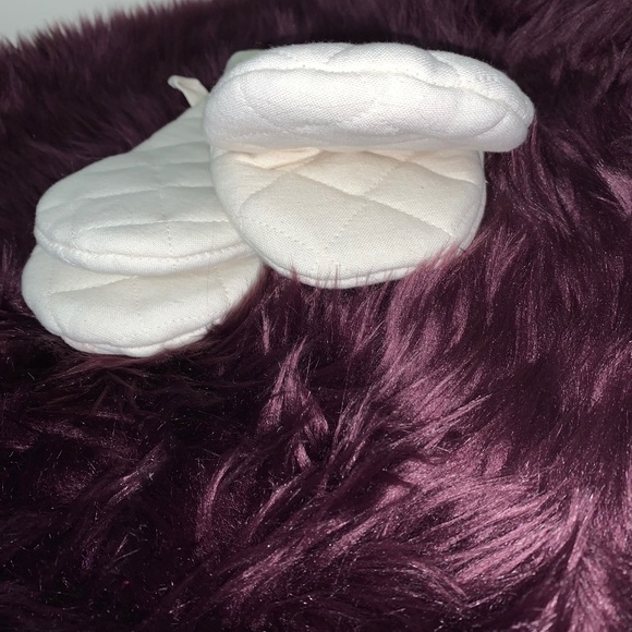 Rae Dunn beige “love” oven mitts set of 2 NWT - Picture 2 of 4